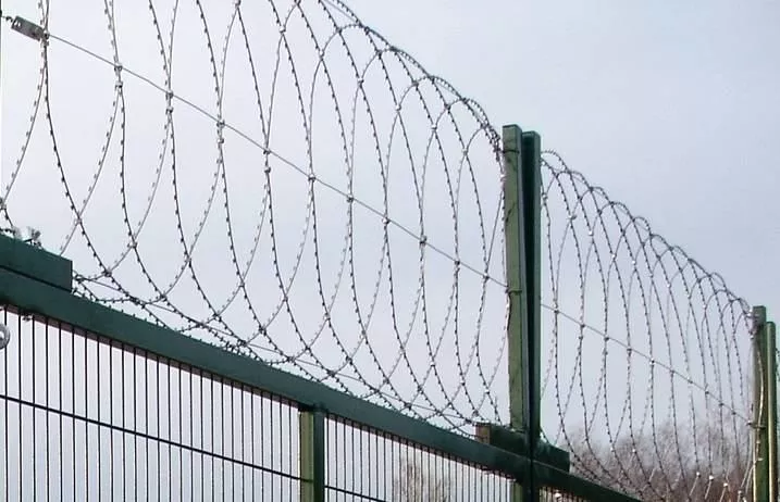 Плоский барьер безопасности из армированной колючей ленты: бухты 600/4,4 ГОСТ 7372-79 (рабочая длина бухты10м) GL купить в краснодаре