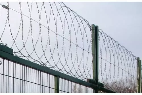 Плоский барьер безопасности из армированной колючей ленты: бухта 900мм витков в п.м. 4,4, 8 клепок ГОСТ 3282-74 (10м) GL купить в краснодаре