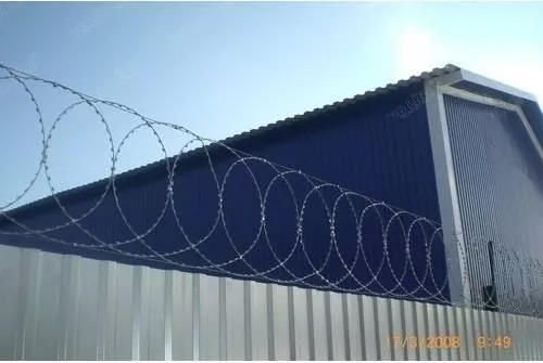 Плоский барьер безопасности из армир. колючей ленты: бухта 950мм витков в п.м. 4,4, 8 клепок в п.м. ГОСТ 3282-74 (10м) GL купить в краснодаре