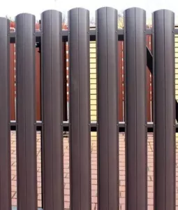 Купить штакетник металлический для забора в Краснодаре по доступной стоимости, низкой цене в интернет-магазине ТД Кровельный с доставкой по Краснодару и Ленобласти.