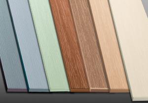 DECOVER обновил палитру фибросайдинга: новые тёплые древесные и глубокие акцентные цвета. Прочный, негорючий материал с текстурой натурального дерева.