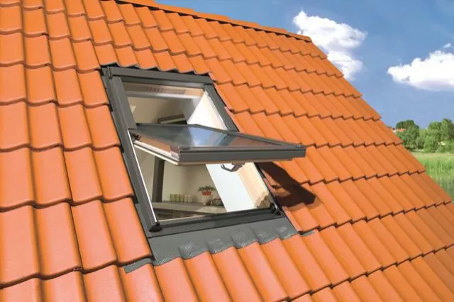 Мансардное окно Fakro PROFI, FTP-V U4 c вентклапаном и технологией thermoPro 78х140 см купить в краснодаре