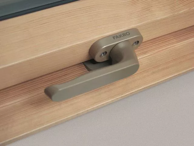 Мансардное окно Fakro STANDART, FTS-V U4 с вентклапаном 66х98 см купить в краснодаре