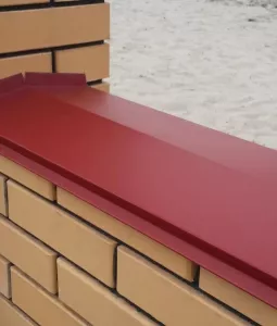 Закажите парапетные крышки для надежной защиты фасадов с доставкой по Краснодару и Краснодарскому Краю. Быстрое оформление, оплата картой, самовывоз со склада и помощь специалистов ТД Кровельный в подборе