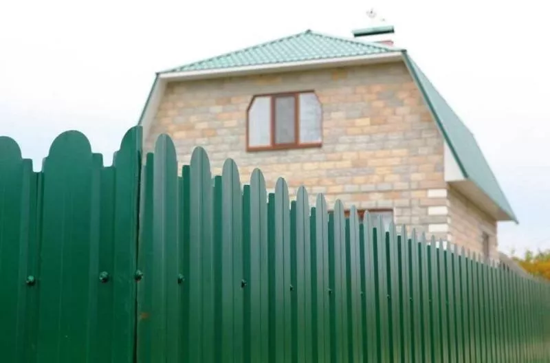 Штакетник Grand Line П-образный B фигурный 0,4 PE Double RAL 6005 Зеленый мох купить в краснодаре