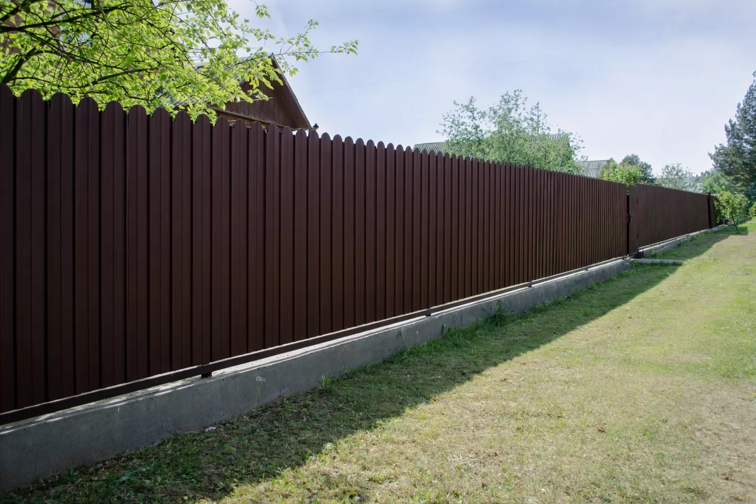 Профнастил C10 B для забора фигурный Grand Line РЕ 0,45 мм RAL 8017 шоколад купить в краснодаре