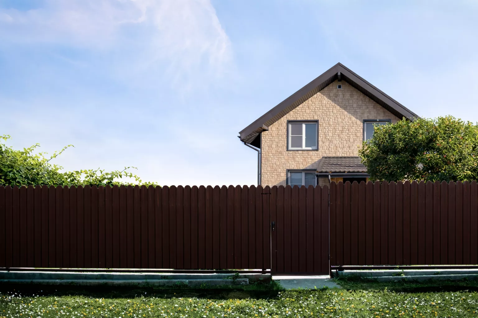 Профнастил C10 B для забора фигурный Grand Line РЕ 0,45 мм RAL 8017 шоколад купить в краснодаре