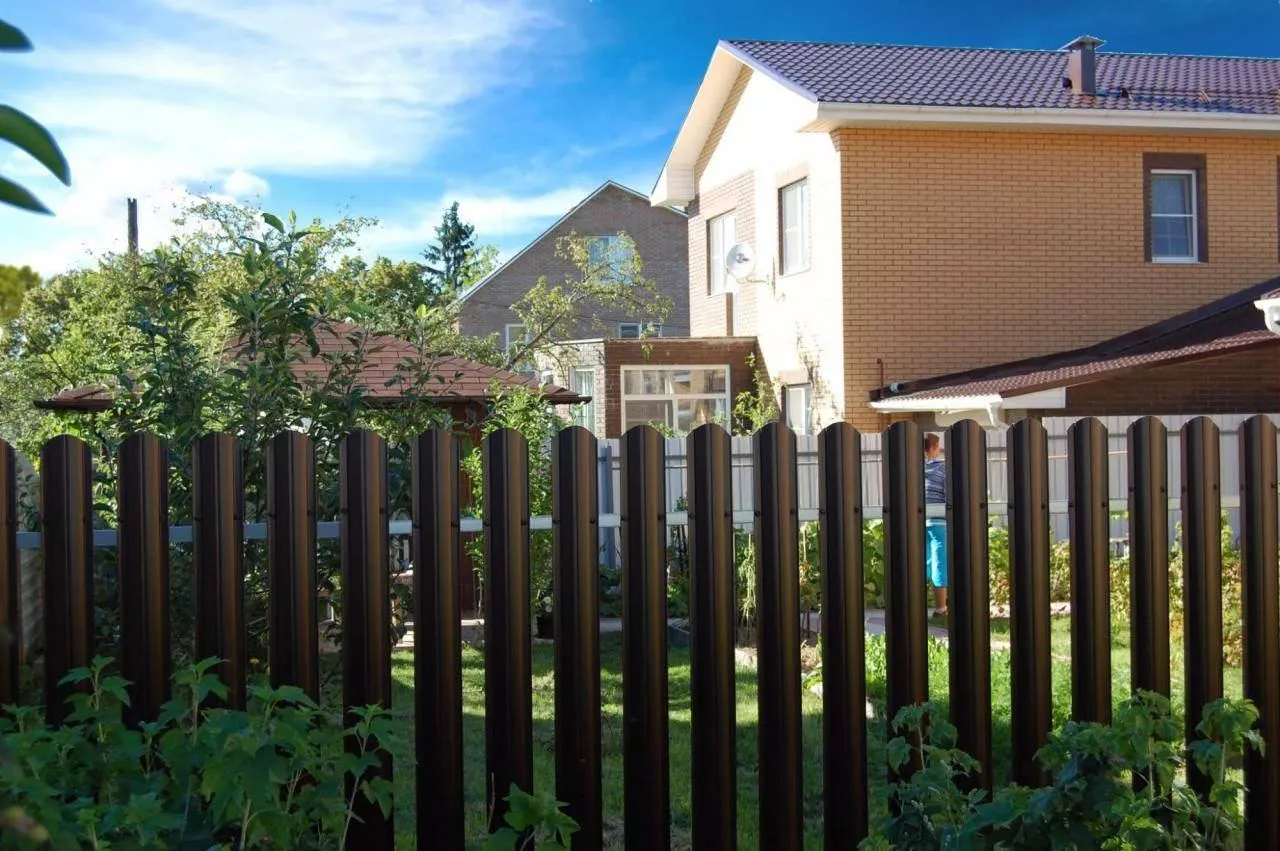 Штакетник Круглый фигурный 0,45 PE RR 32 темно-коричневый купить в краснодаре