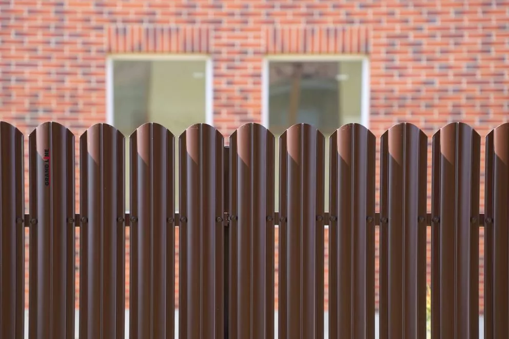 Штакетник Круглый фигурный 0,5 PE RAL 8017 шоколад купить в краснодаре