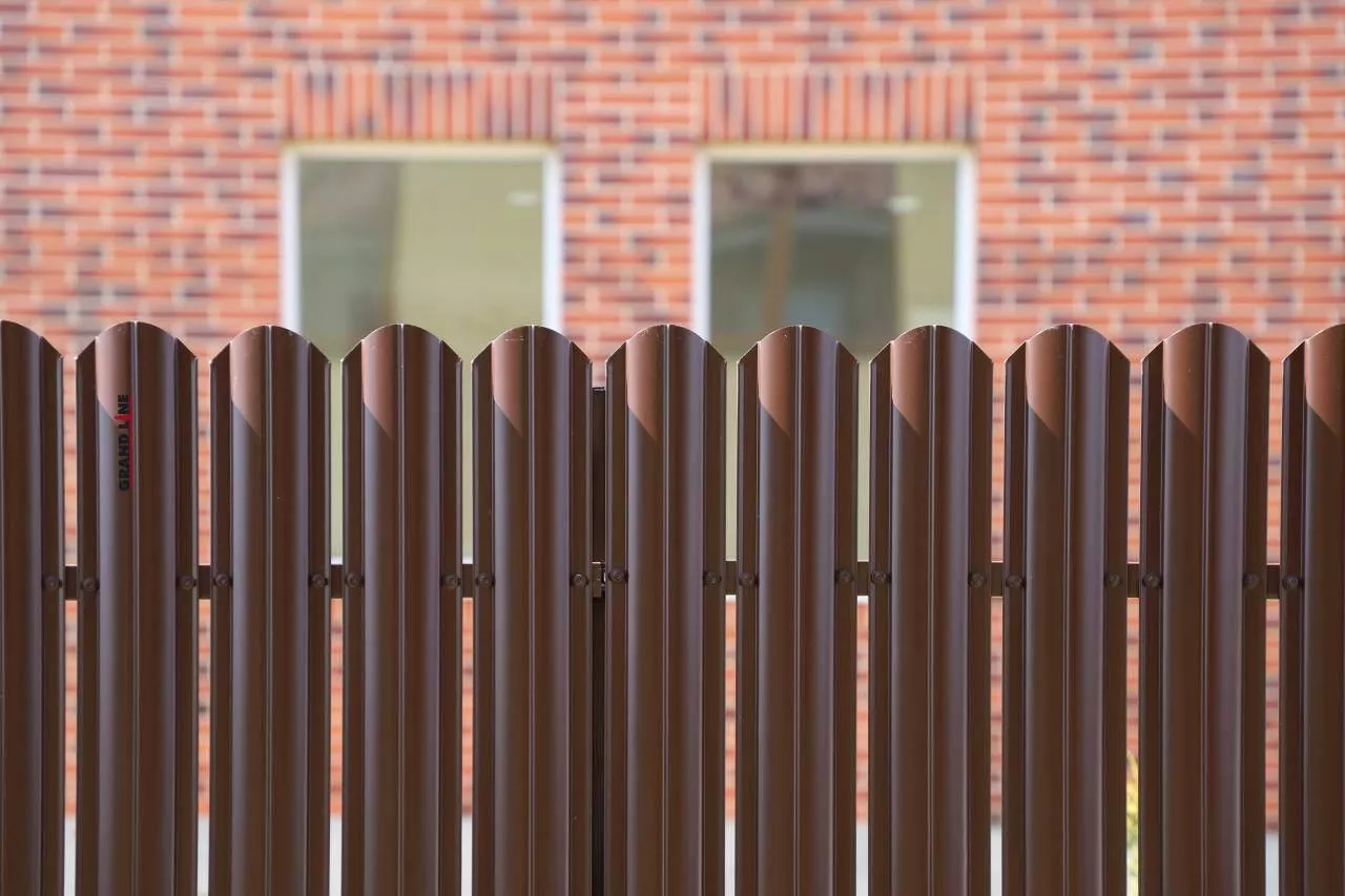 Штакетник Круглый фигурный 0,5 Satin RAL 8017 шоколад купить в краснодаре