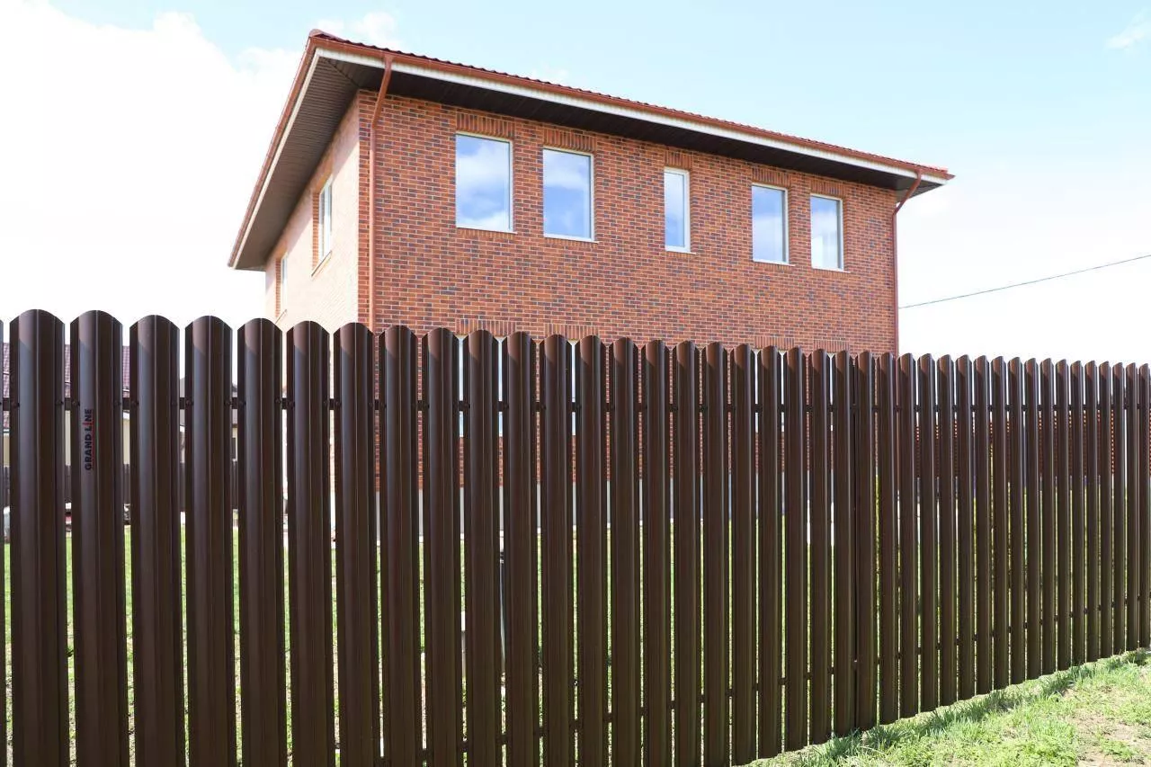 Штакетник Круглый фигурный 0,5 Satin RAL 8017 шоколад купить в краснодаре