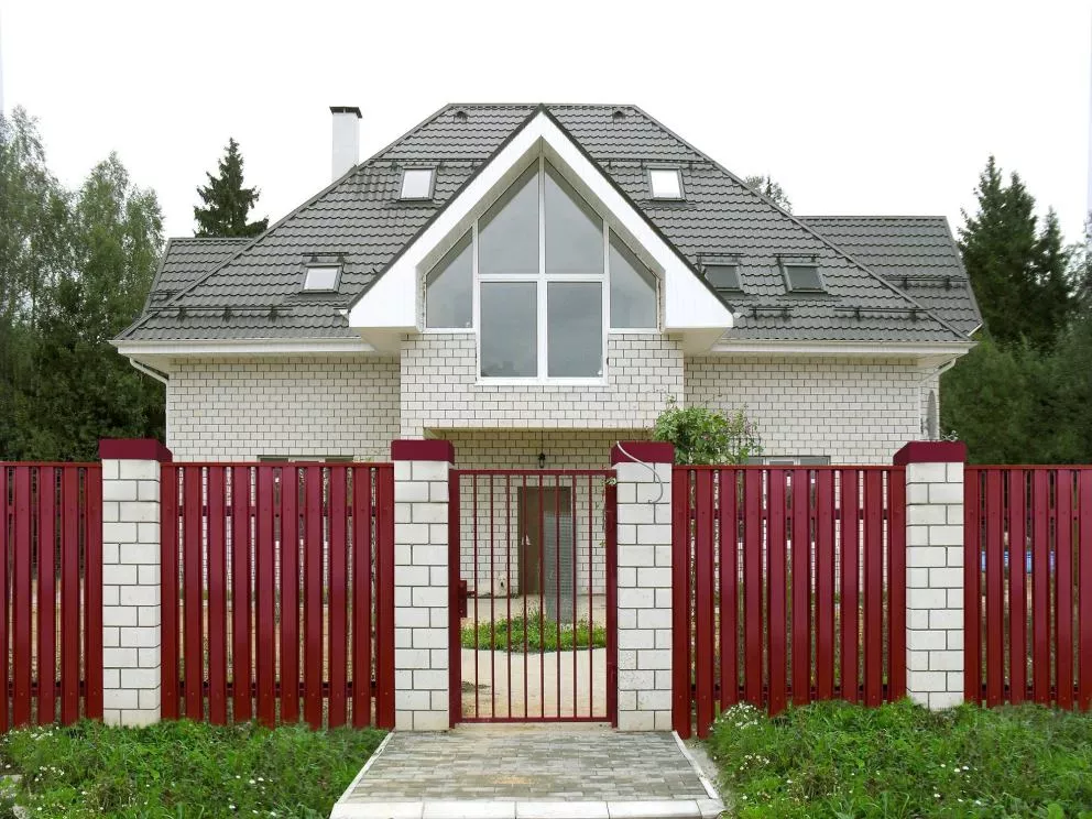 Штакетник П-образный A с прямым резом 0,4 PE RAL 3005 красное вино купить в краснодаре