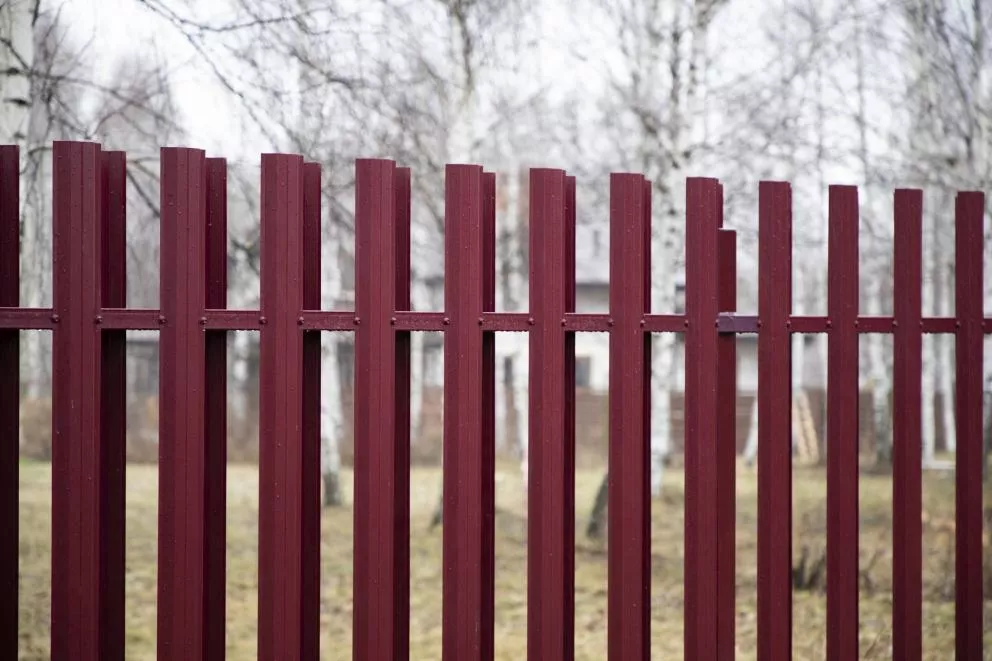 Штакетник П-образный A с прямым резом 0,4 PE RAL 3005 красное вино купить в краснодаре