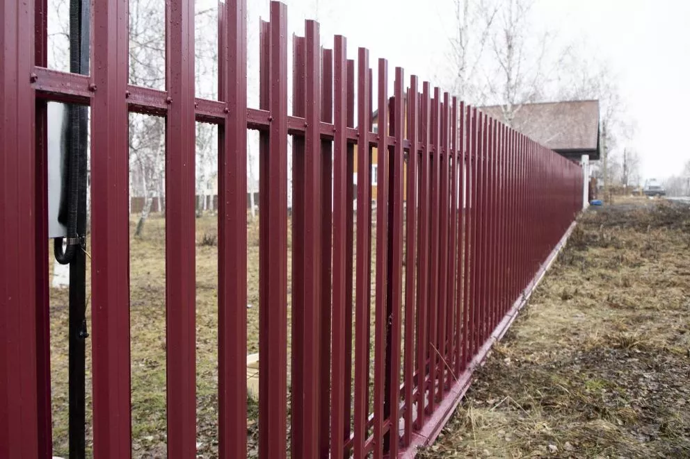 Штакетник П-образный A с прямым резом 0,4 PE RAL 3005 красное вино купить в краснодаре