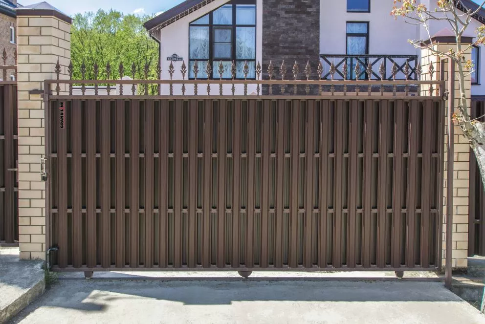 Штакетник П-образный В с прямым резом 0,45 Drap RAL 8017 шоколад купить в краснодаре