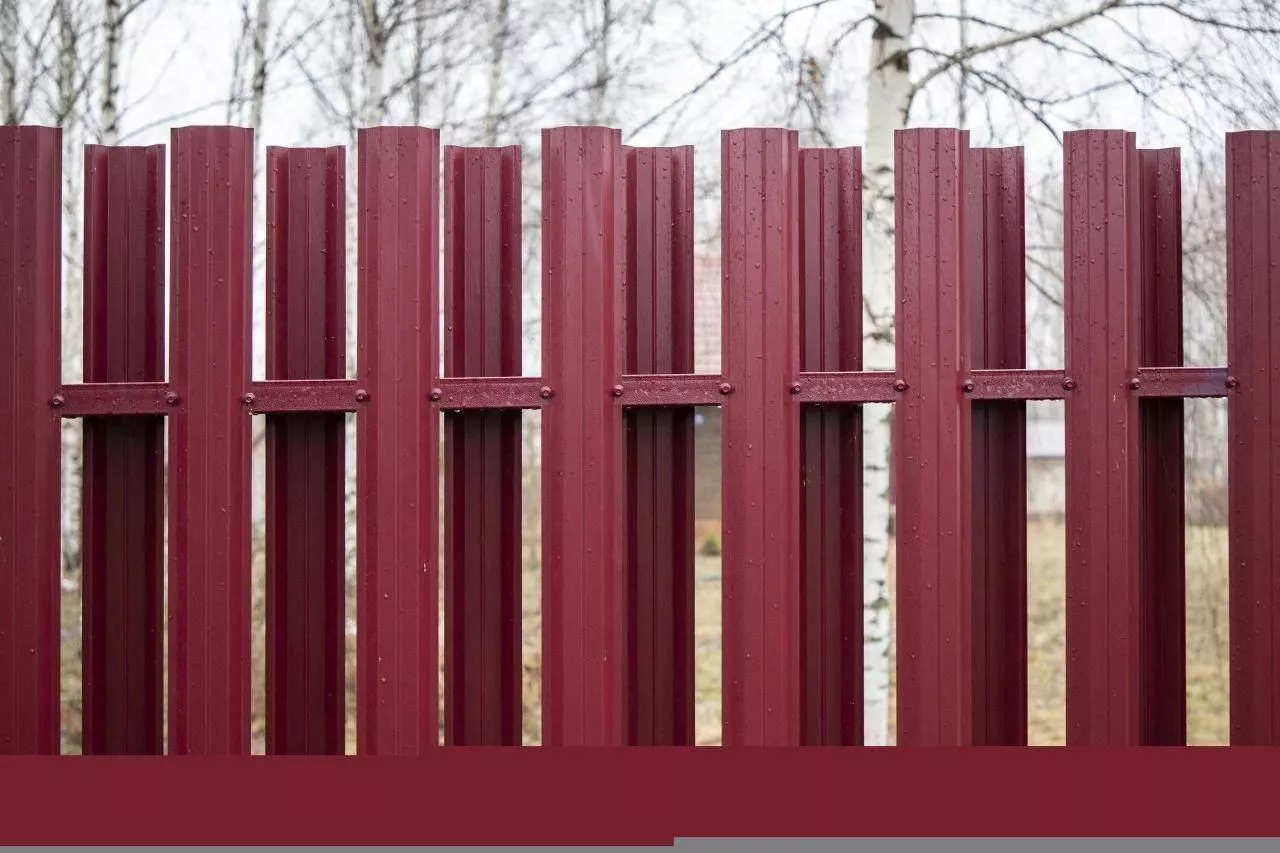 Штакетник П-образный В с прямым резом 0,5 Satin RAL 3005 красное вино купить в краснодаре