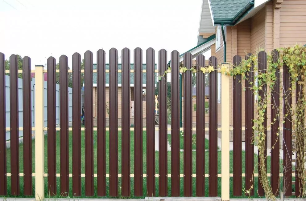 Штакетник Прямоугольный фигурный 0,5 GreenCoat Pural BT RR 887 шоколадно-коричневый (RAL 8017 шоколад) купить в краснодаре