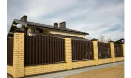 Штакетник Grand Line П-образный А фигурный 0,5 GreenCoat Pural Matt RR 32 Темно-коричневый купить в краснодаре