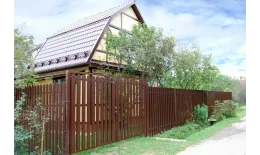 Штакетник Круглый фигурный 0,45 PE RAL 3009 оксидно-красный купить в краснодаре