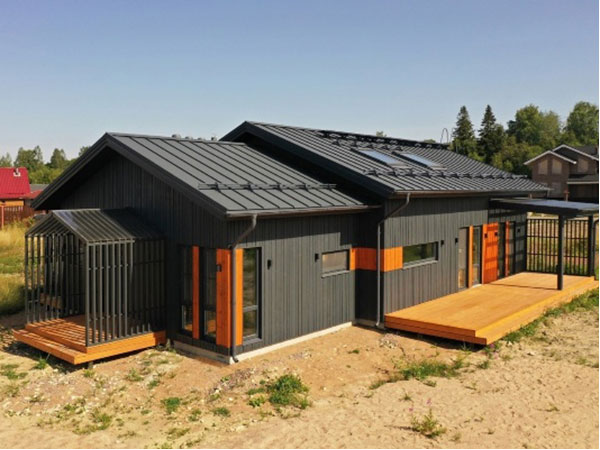 Двускатная крыша со снегозадержателями дом с защищенной крышей