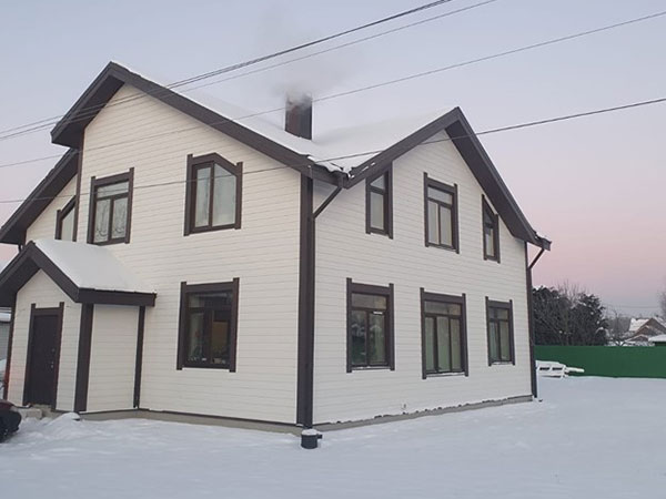 Белый фиброцементный сайдинг зимой белый дом зимой