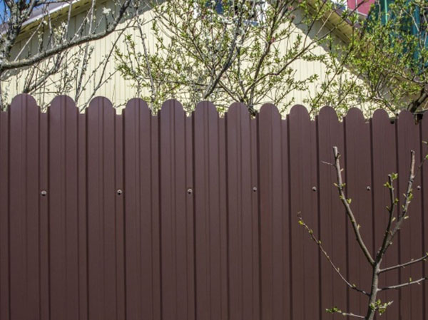 Верхняя часть забора из фигурного профнастила фигурный профнастил