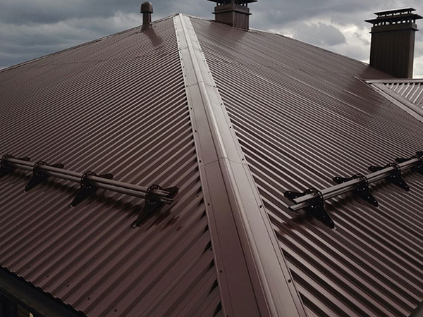 Криша из профнастила со снегозадержателями кровля крыши профнастилом