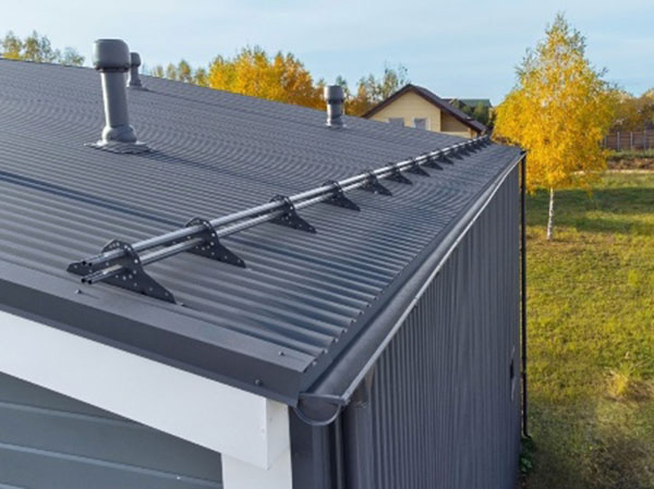 Загородная постройка с фасадом из профнастила постройка профнастил