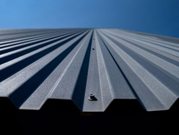 Ребро кровельного листа профнастила на крыше кровля вид снизу