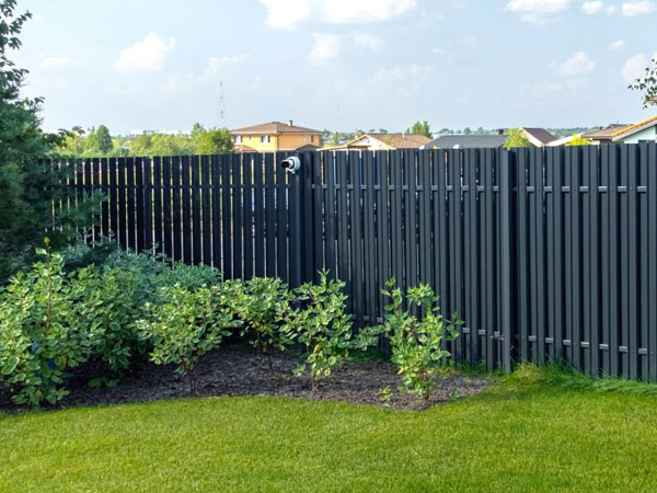 Серый металлический штакетник на частной территории Металлический штакетник купить в Краснодаре