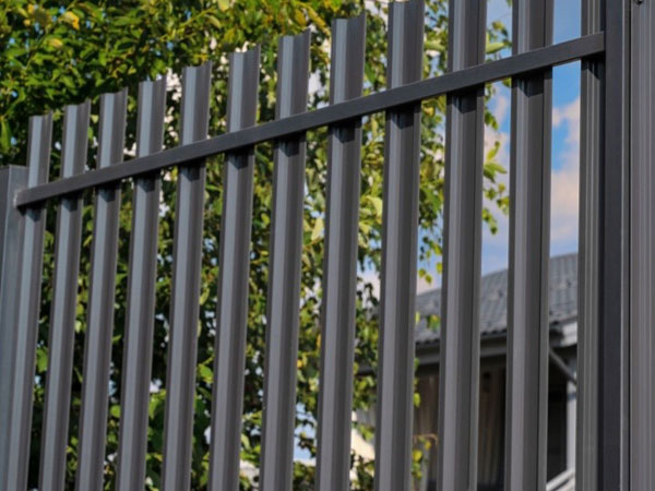 Угл серого металлического забора из штакетника Металлоштакетник заказать в Краснодаре