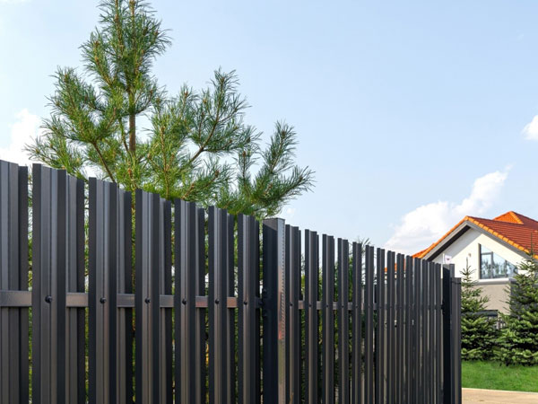 Серый металлический штакетник вокруг загородного дома Штакетник металлический серый купить в Краснодаре