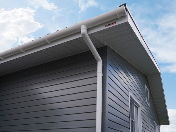 Белые софиты под крышей загородного дома от ГЛ Софиты для обшивки купить в Краснодаре