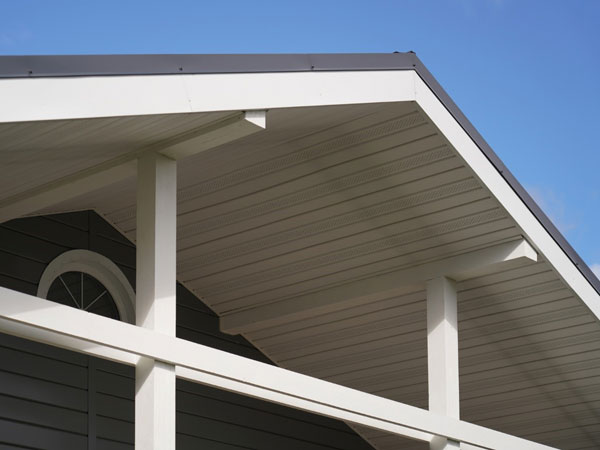 Светлые софиты на загородном доме Фасадные софиты в Краснодаре