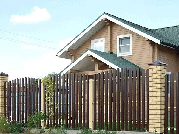 Коричневый забор из штакетника Забор из штакетника купить в Краснодаре
